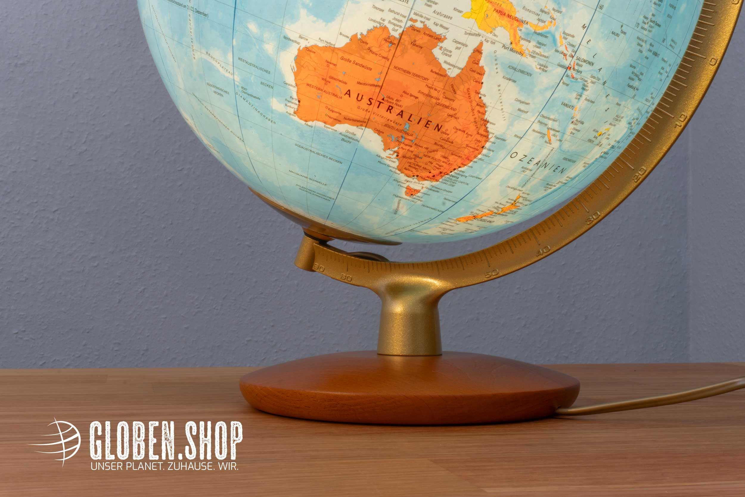 Illuminated globe with mouth-blown glass sphere